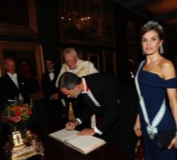 Su Majestad el Rey firma en el Libro de Honor de Guildhall