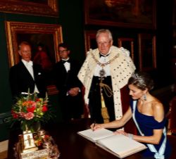 Su Majestad la Reina firma en el Libro de Honor de Guildhall