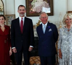 Sus Majestades los Reyes junto a Sus Altezas Reales el Príncipe de Gales y la Duquesa de Cornualles
