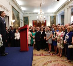 Sus Majestades los Reyes a su llegada a la Residencia de la Embajada de España para asistir a la Recepción a la colectividad española