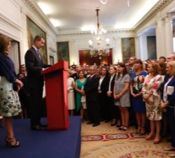 Su Majestad el Rey dirige unas palabras durante la Recepción a la colectividad española