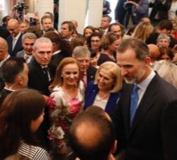 Don Felipe conversa con varias personas durante la Recepción a la colectividad española