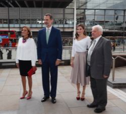 Sus Majestades los Reyes a su llegada al Instituto Francis Crick