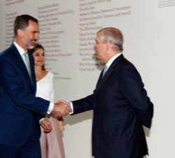 Sus Majestades los Reyes con Su Alteza Real el Duque de York en el Instituto Francis Crick