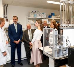 Don Felipe y Doña Letizia durante la visita al laboratorio de genómica regulatoria