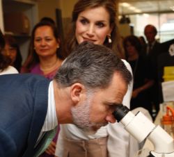 Don Felipe observa al microscopio una de las muestras