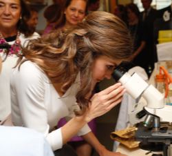 Doña Letizia en el microscopio