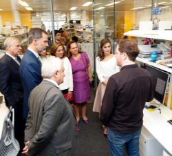 Sus Majestades los Reyes durante la visita al laboraorio