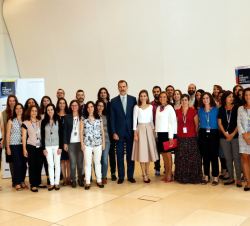 Sus Majestades los Reyes con empleados y científicos españoles del Instituto