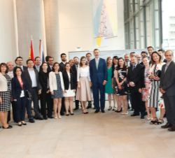 Don Felipe y Doña Letizia con representantes de la Asociación de Científicos Españoles en el Reino Unido