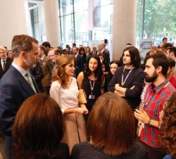 Don Felipe y Doña Letizia conversan con los asistentes al término de la visita