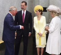 Sus Majestades los Reyes junto a Sus Altezas Reales el Príncipe de Gales y la Duquesa de Cornualles