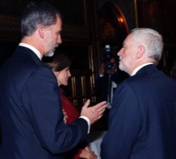 Encuentro informal con el líder de la oposición laborista del Reino Unido, Jeremy Corbin, tras el discurso del Rey en el Parlamento Británico