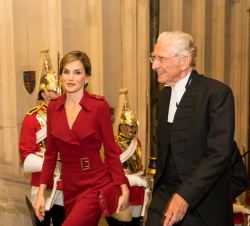 Sus Majestades los Reyes se trasladan, por escaleras, a la Galería Normanda y, seguidamente, a la Real Sala de Togas
