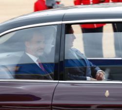 Su Majestad el Rey acompañado por el Príncipe de Gales a su llegada al Horse Guards Parade, donde fue recibido oficialmente por Su Majestad la Reina I