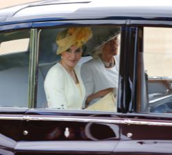 Su Majestad la Reina acompañada por la Duquesa de Cornualles a su llegada al Horse Guards Parade, donde fue recibida oficialmente por Su Majestad la R