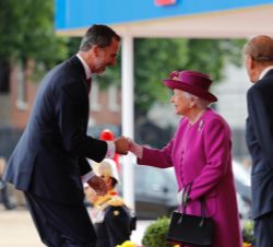 Su Majestad el Rey recibe el saludo de Su Majestad la Reina del Reino Unido de la Gran Bretaña e Irlanda del Norte