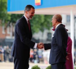 Su Majestad el Rey recibe el saludo del Duque de Edimburgo