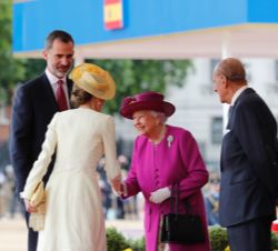 Su Majestad la Reina recibe el saludo de Su Majestad la Reina del Reino Unido de la Gran Bretaña e Irlanda del Norte 