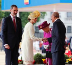 Su Majestad la Reina recibe el saludo del Duque de Edimburgo 
