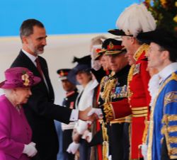 Su Majestad el Rey en presesencia de la Reina Isabel II recibe el saludo de la delegación inglesa