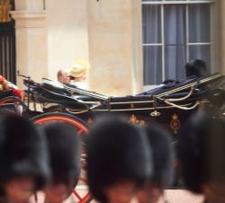 Su Majestad la Reina junto al Duque de Edimburgo llegan en un coche de caballos al Palacio de Buckingham