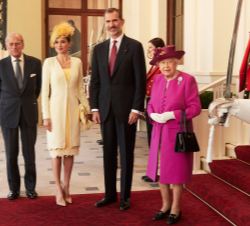 Sus Majestades los Reyes junto a Su Majestad la Reina Isabel y el Duque de Edimburgo a su llegada al Palacio de Buckingham 