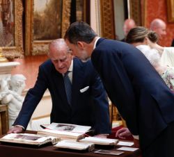Sus Majestades los Reyes con Su Mjestad la Reina Isabel II y Su Alteza Real el Duque de Edimburgo al inicio de la exposición "Royal Colection&quo