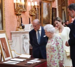 Sus Majestades los Reyes con Su Mjestad la Reina Isabel II y Su Alteza Real el Duque de Edimburgo en la exposición "Royal Colection" en Buck