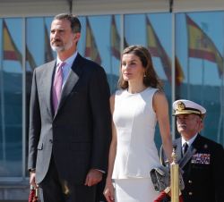 Sus Majestades los Reyes reciben honores en el Pabellón de Estado de la T-4 del Aeropuerto Adolfo Suárez Madrid-Barajas, antes de partir a Reino Unido