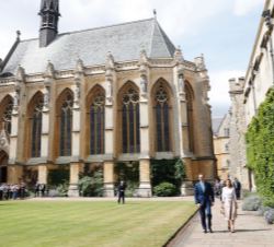 Sus Majestades los Reyes durante su recorrido por los jardines del Exeter College