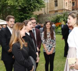 Doña Letzia conversa con algunos estudiantes durante su visita al Exeter College