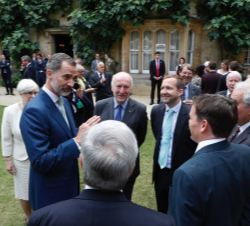 Su Majestad el Rey conversa con algunos asistentes al acto con motivo de su visita al Exeter College