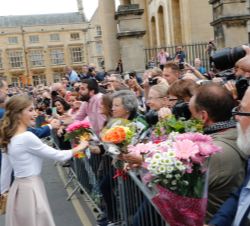 Sus Majestades los Reyes saludan al público congregado a la salida de la Weston Library de Oxford