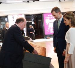 Don Felipe y Doña Letizia durante su recorrido por la Weston Library de Oxford