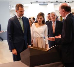 Sus Majestades los Reyes durante su recorrido por la Weston Library