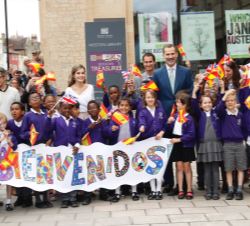 Don Felipe y Doña Letizia con un grupo de niños que les recibieron a su llegada a la Weston Library