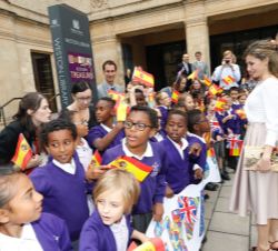 Sus Majestades los Reyes son recibidos por unos niños a su llegada a la Weston Library