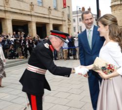 Doña Letizia es saludada por el teniente representante de Su Majestad la Reina en el Condado de Oxford, Tim Stevenson