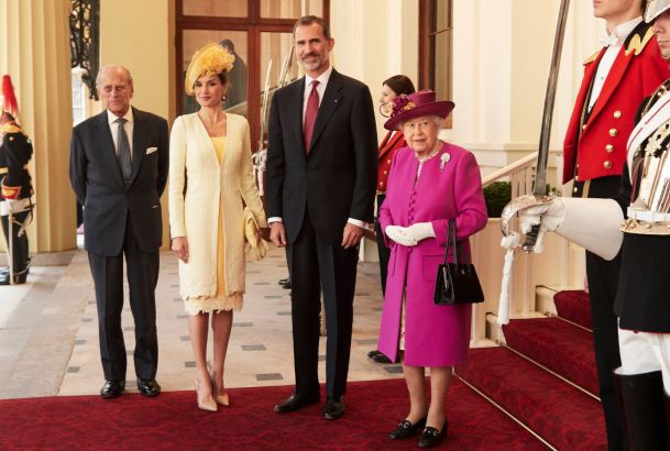Sus Majestades los Reyes junto a Su Majestad la Reina Isabel y el Duque de Edimburgo a su llegada al Palacio de Buckingham 