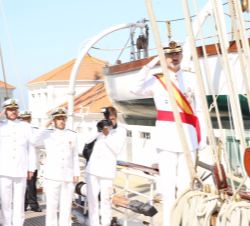 Su Majestad el Rey durante los Honores de Ordenanza en el Buque Escuela "Juan Sebatián de Elcano"