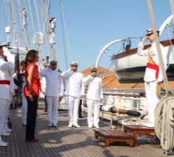 Su Majestad el Rey recibe Honores de Ordenanza en el Buque Escuela "Juan Sebastián de Elcano", ante la presencia de la ministra de Defensa, 