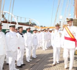Don Felipe pasa revista a la Fuerza que le rindió Honores de Ordenanza en el Buque Escuela "Juan Sebastián de Elcano"