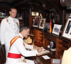 Su Majestad el Rey firma en el Libro de Honor del Buque Escuela "Juan Sebastián de Elcano"