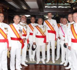 Su Majestad el Rey, en la Cámara del comandante del Buque, acompañado de los antiguos Comandantes del "Juan Sebastián de Elcano"