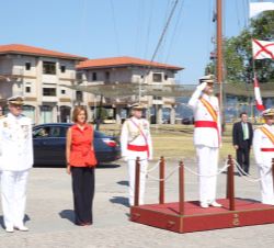 Su Majestad el Rey recibe Honores de Ordenanza a su llegada a la Escuela Naval Militar