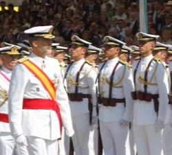 Don Felipe pasa revista al Batallón de Alumnos que rinde Honores de Ordenanza
