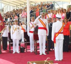 El almirante jefe de Estado de Mayor de la Armada solicita permiso a Su Majestad el Rey para iniciar los actos