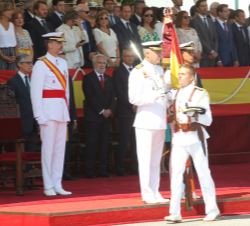Su Majestad el Rey presencia el acto de Jura de Bandera desde la Tribuna