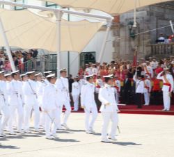 Don Felipe presencia el desfile de los nuevos oficiales bajo la Bandera
